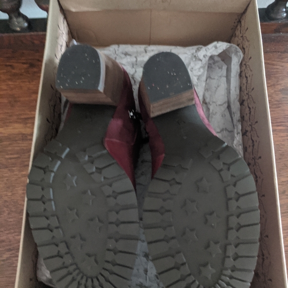 Clarks booties beautiful burgundy color - Picture 2 of 8